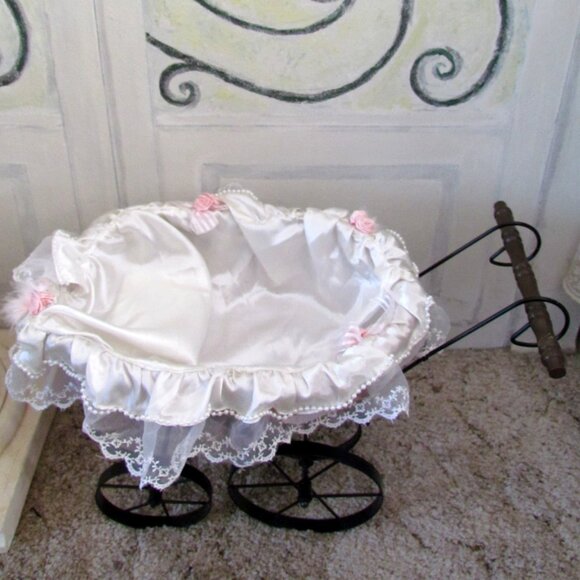 BABY DOLL BUGGY, MUSICAL VINTAGE IRON WHEELED CARRIAGE, LACY BEDLINENS in BASKET - Picture 6 of 7